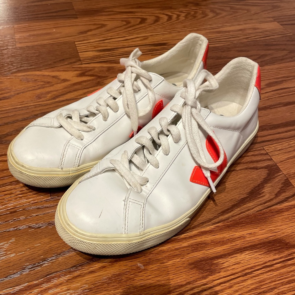 Veja sneakers size 9 lightly worn